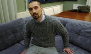 Дима Билан получает комплименты за свитер, подаренный ему в Омске